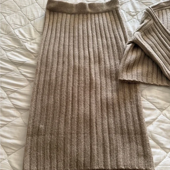 Neutral Ribbed Knit Two-Piece Set - Picture 4 of 4
